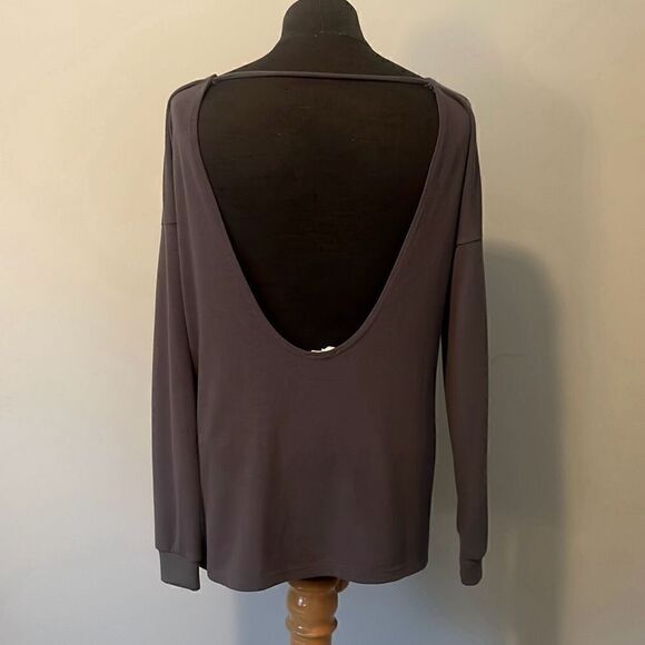 Tobi Women's Gray Drop Shoulder Long Sleeve Open Back Top - Picture 3 of 5